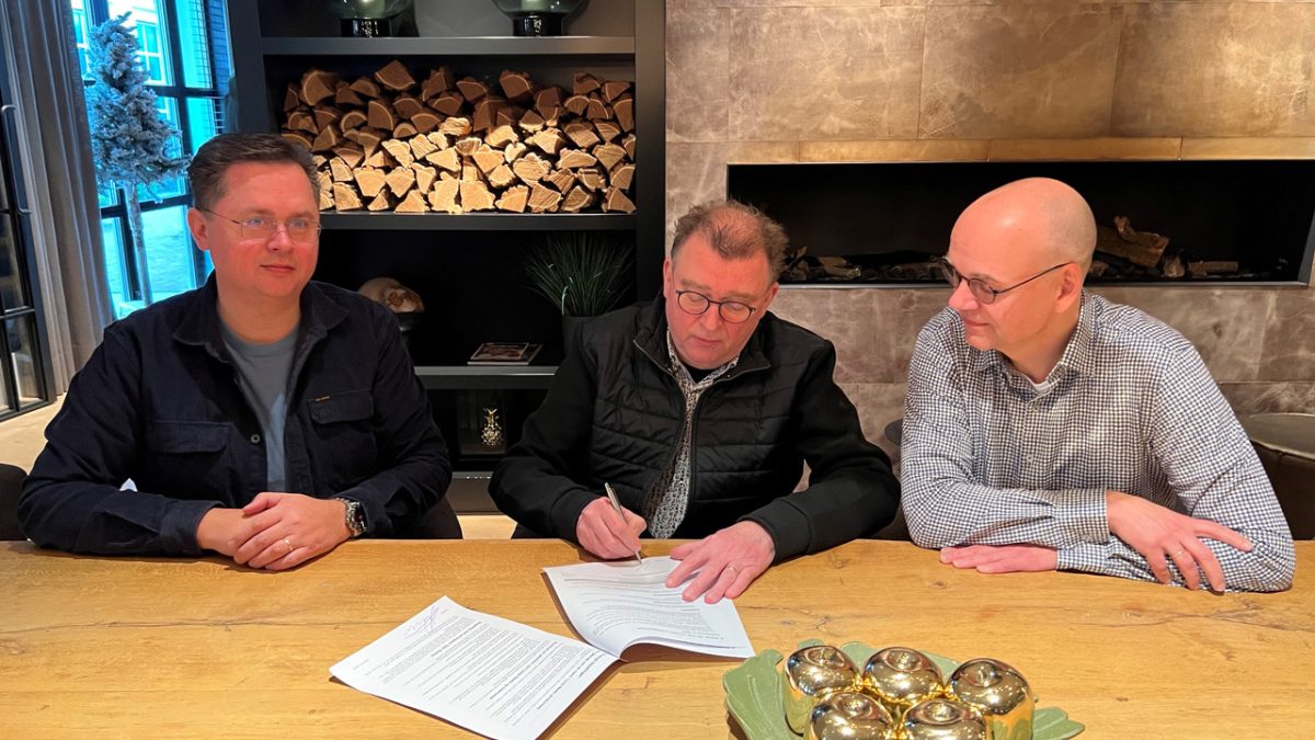 Louis Neefs (midden) ondertekent de overdracht aan Bronsheim Music