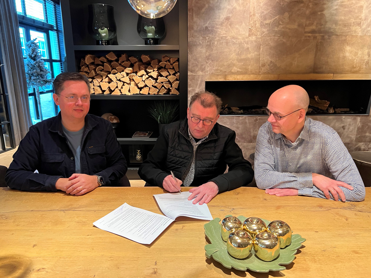 Louis Neefs (midden) ondertekent de overdracht aan Bronsheim Music