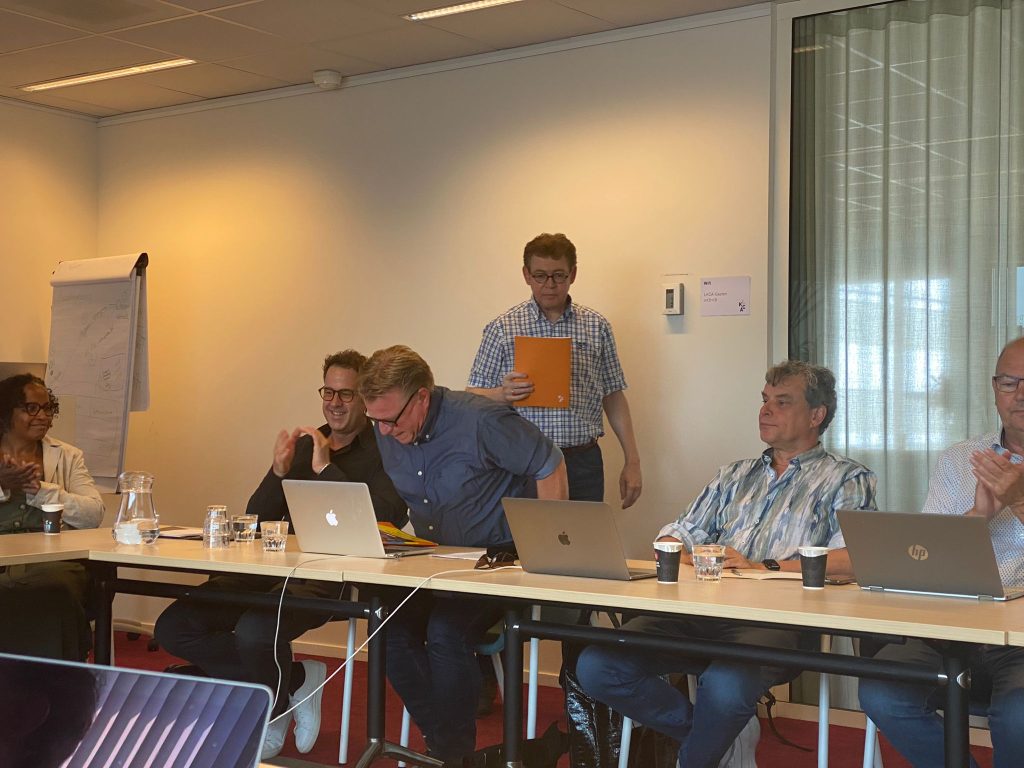 Jan van den Eijnden overhandigd de eerste exemplaren van het rapport. 